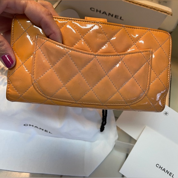 Chanel quilted Patent Leather Wallet & dust bag in Cream-cicle orange - Picture 6 of 16